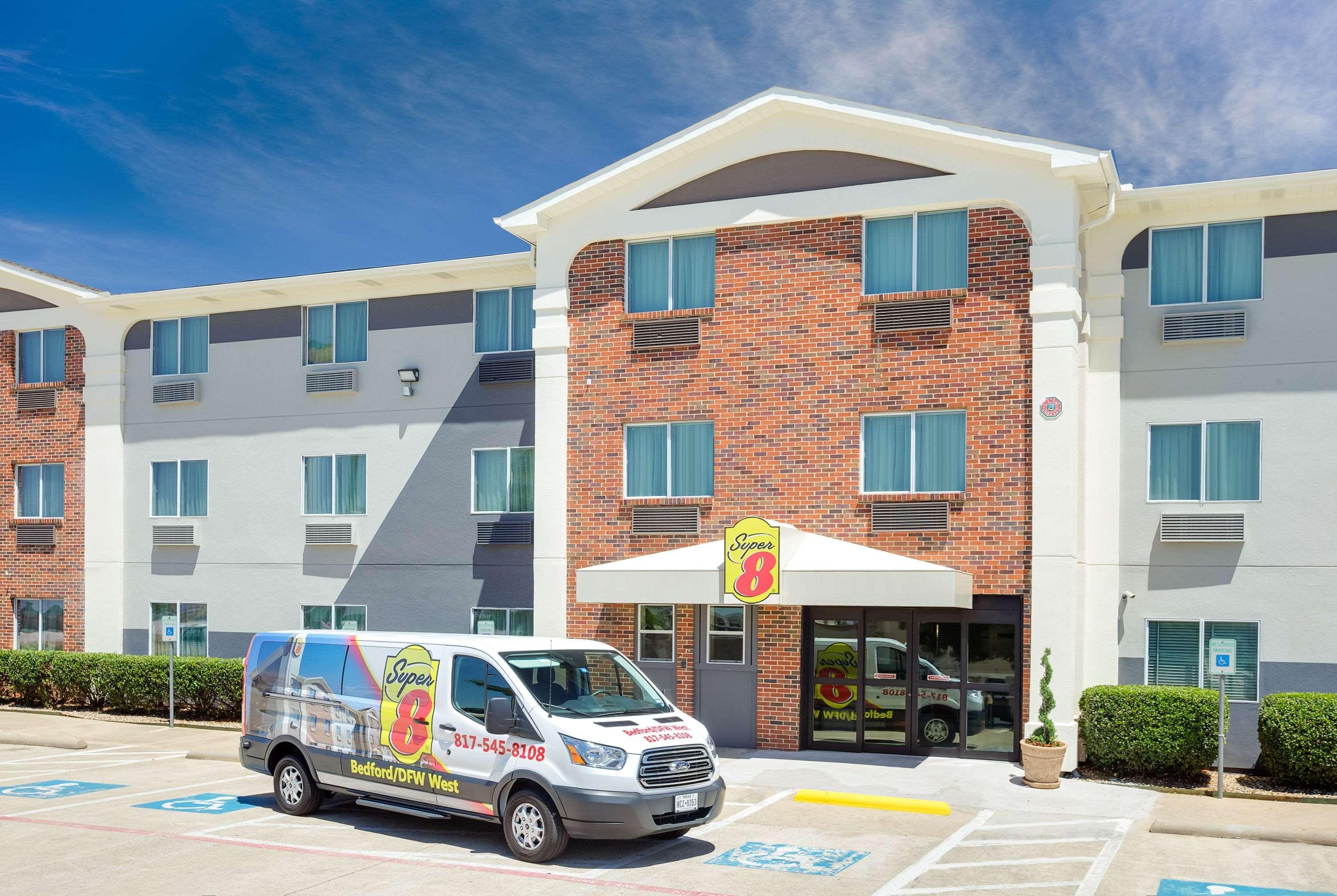 Super 8 By Wyndham Bedford Dfw Airport West Motel Exterior foto